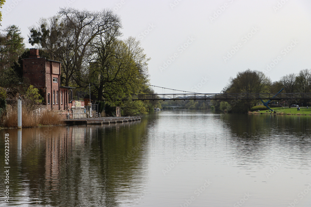 Frühling an der Fulda in Kassel; Kurbad und Drahtbrücke