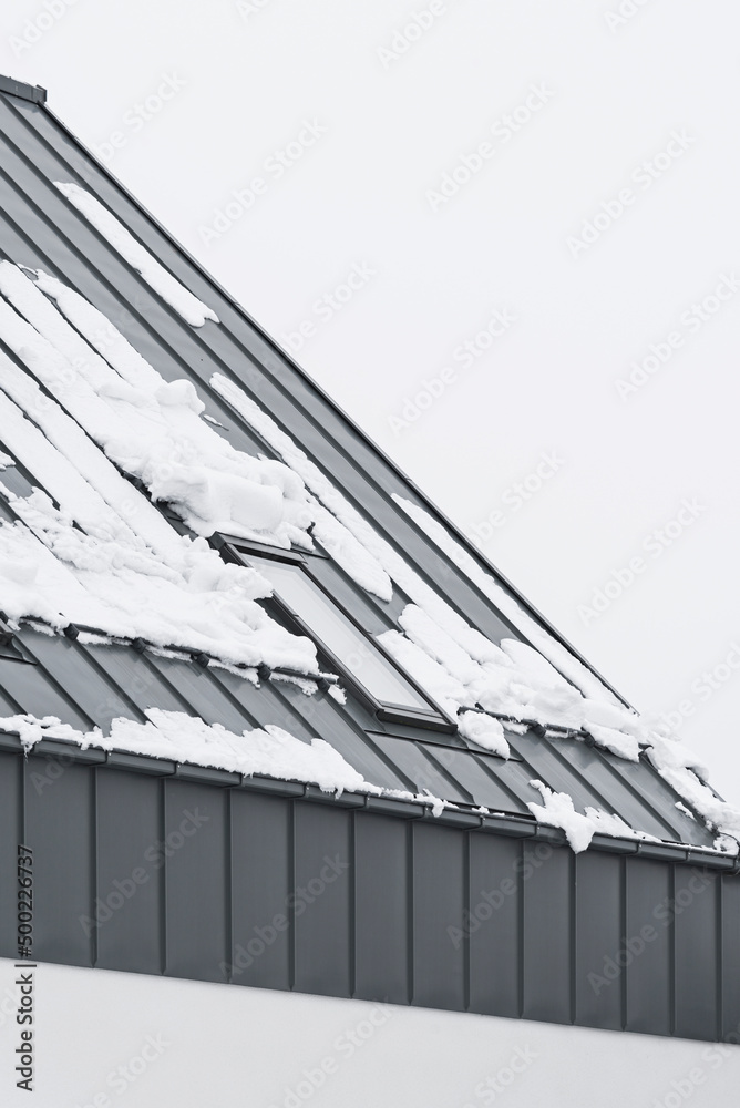 Detal architektoniczny na budynek, dom jednorodzinny. Dach wykonany z blachy aluminiowej w kolorze szarym. Okno dachowe - obrazy, fototapety, plakaty 