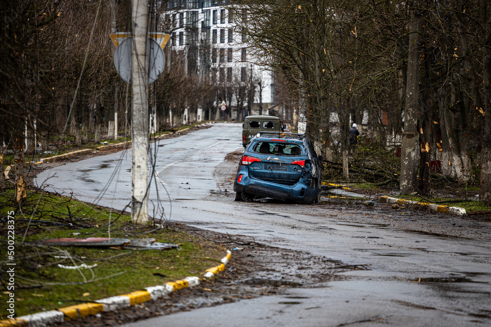 Obraz premium Irpin, Kyev region Ukraine - 09.04.2022: Cities of Ukraine after the Russian occupation. On the streets of Irpin. Shot cars. Irpin, Bucha, Gostomel.