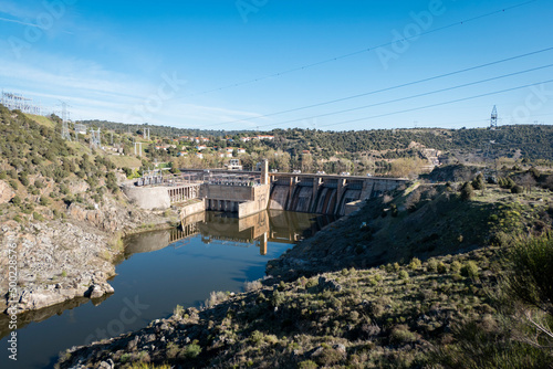 Entre montes e montanhas o rio douro, a barragem hidroelétrica e a aldeia de Salto de Villalcampo ao fundo em Castilla y León, Espanha photo