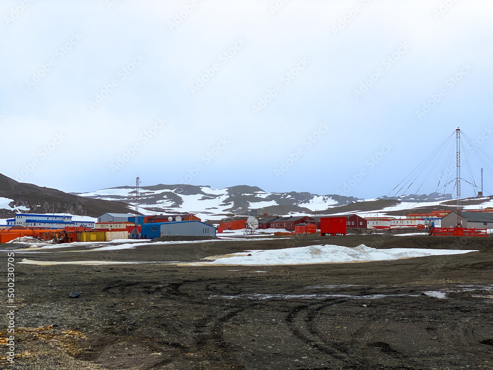 Obraz premium Antarctica base camp and radio tower with snow ground and mountain