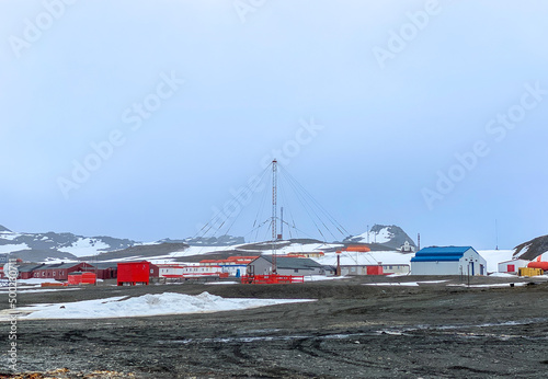 Antarctica base camp and radio tower with snow ground and mountain © Scott Yoontak Roh