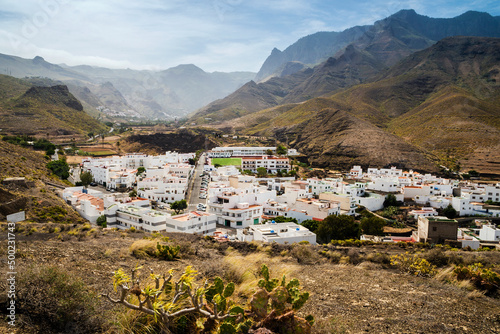 Vista del pueblo turístico de Agaete y las montañas del Parque Natural de Tamadaba en el fondo, Gran Canaria, Islas Canarias, España
 photo
