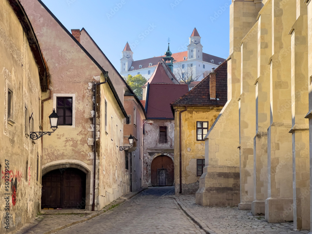 Die Altstadt in Bratislava / Blick auf die Burg