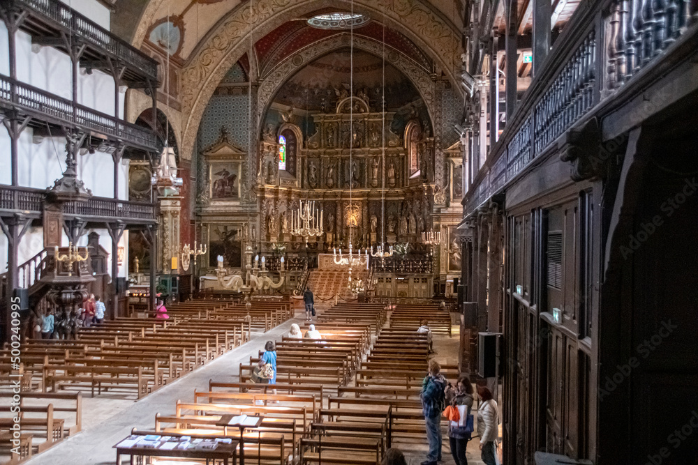 intérieur d'église du pays basque