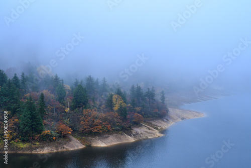 霧に覆われるダム湖