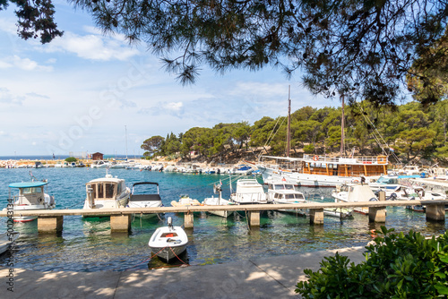 Kleiner Hafen von Mandre mit Bootsanleger, Insel Pag, Kroatien photo