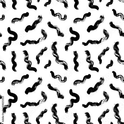 Black organic curved lines seamless pattern. Black paint vector brush strokes. Hand drawn curved and wavy lines with grunge texture. Abstract labyrinth and mosaic motives. Messy doodles