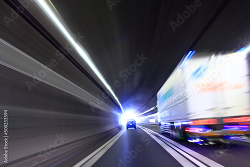 東名高速道路のトンネルを走行するトラック © takadahirohito