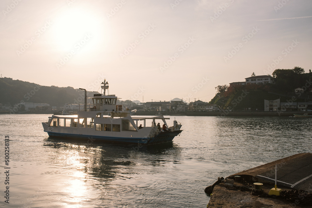 広島県・尾道水道の夕景 尾道市街と向島を結ぶ渡し船 Ferryboat crossing Onomichi Waterway at sunset 広島県・尾道水道の夕景 尾道市街と向島を結ぶ渡し船 Ferryboat crossing Onomichi Waterway at sunset
