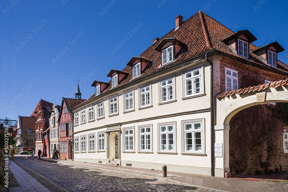 Straße Altstadt Lüneburg sonnig entzerrt