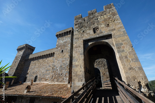 Quadro su tela Entrance bridge to Rocca Monaldeschi della Cervara in Bolsena Italy