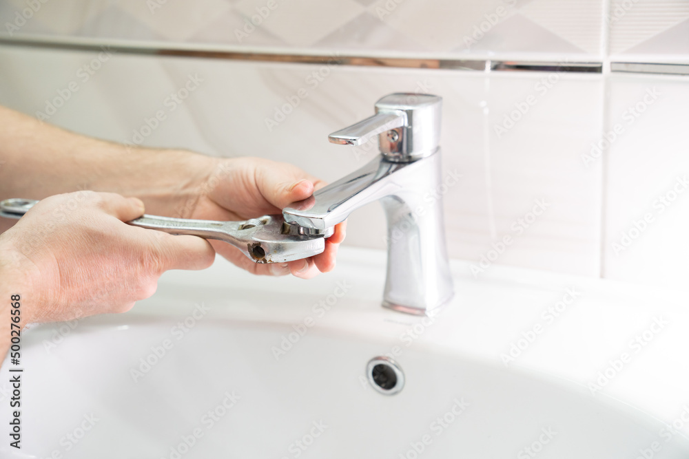 the repairman removes and cleans the Aerator from water stone and rust. the repairman removes and cleans the Aerator from water stone and rust.