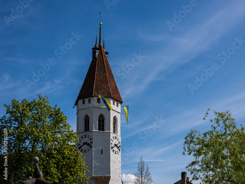 Billede på lærred Kirchenturm von der Stadtkirche Thun beflaggt mi den Farben der Ukraine