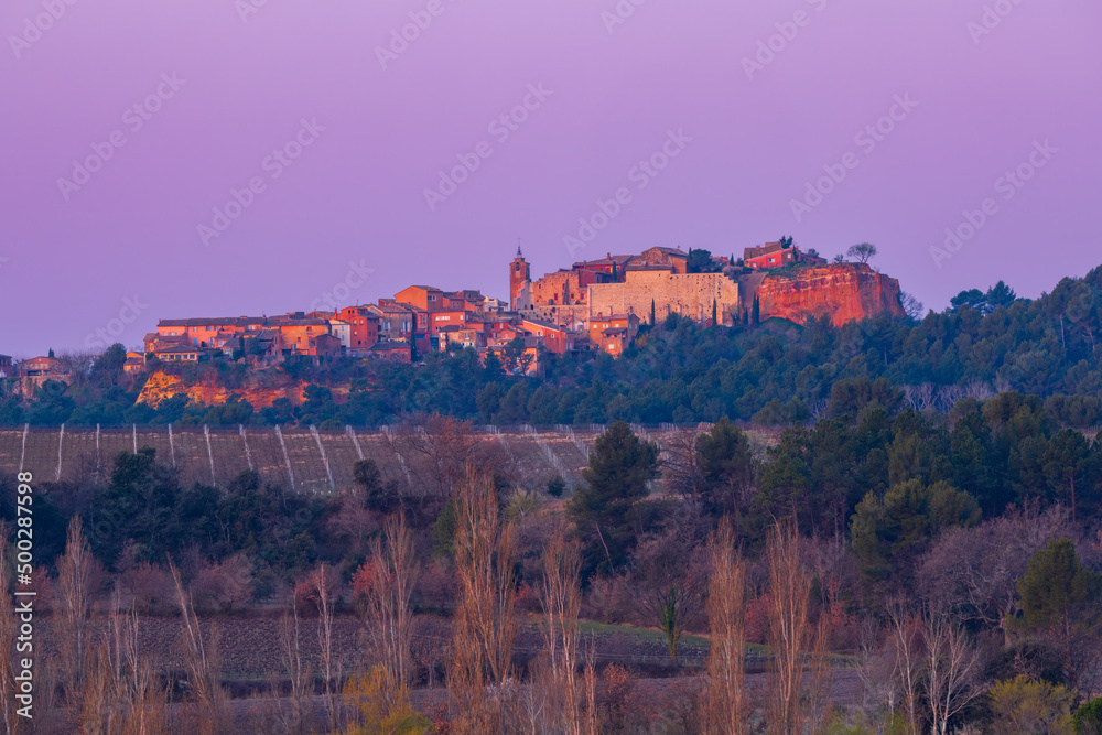 Landscape with historic ocher village Roussillon, Provence, Luberon, Vaucluse, France - obrazy, fototapety, plakaty 