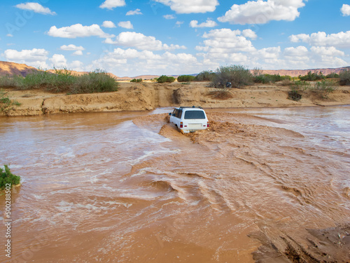 Obraz na plátně White 4x4 crossing a big river