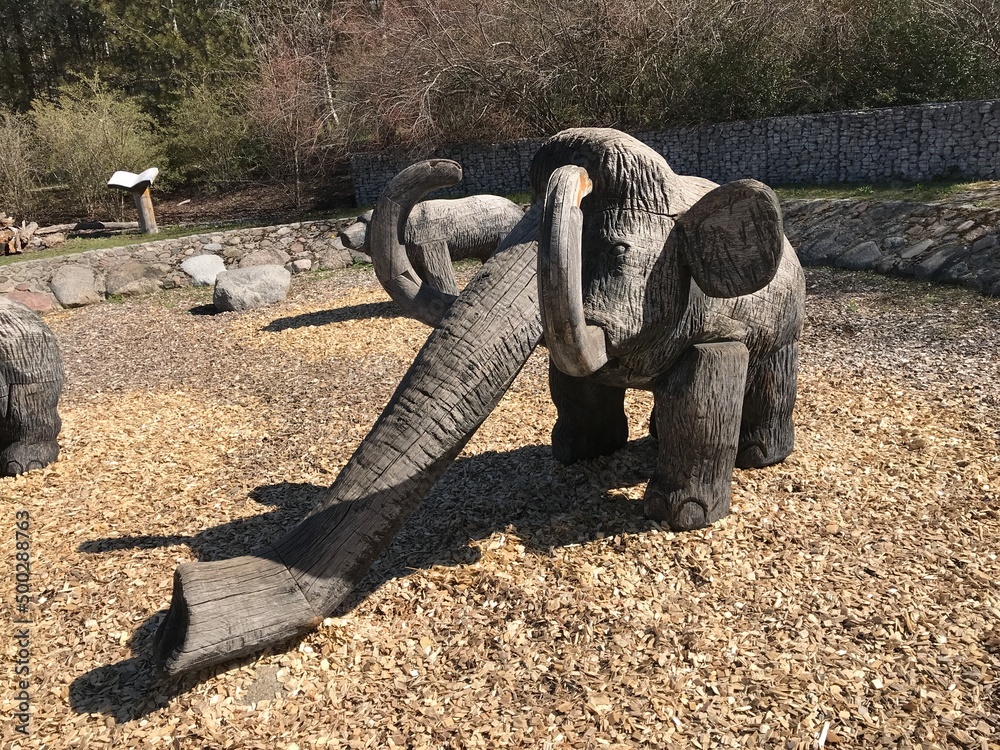 Hölzernes Mammut. Elefantenartiges Kunstwerk aus Holz. Urzeit Tier ...