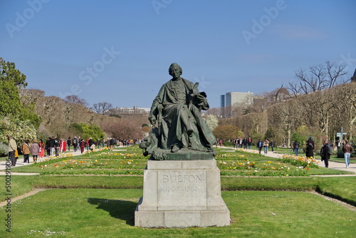 Buffon. 1707-1888. Statue de bronze au Jardin des Plantes. Paris. photo