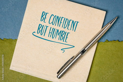 Φωτογραφία Be confident but humble inspirational note - handwriting on a napkin, personal d