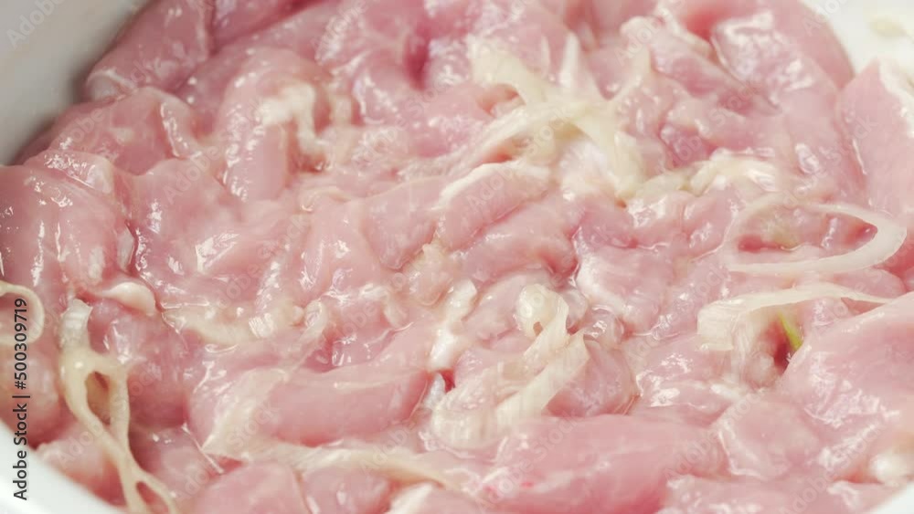 The cooking process of local specialty home-cooked scallion tenderloin