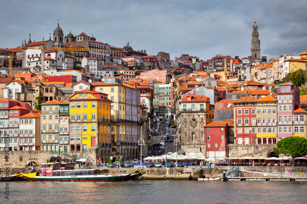 Portugalia Porto kolorowe domy ulice dzielnica Ribeira