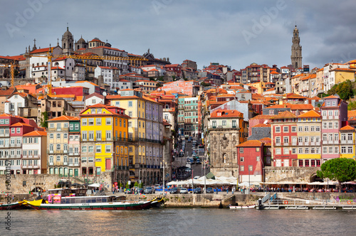 Portugalia Porto kolorowe domy ulice dzielnica Ribeira © lukaszmalkiewicz.pl