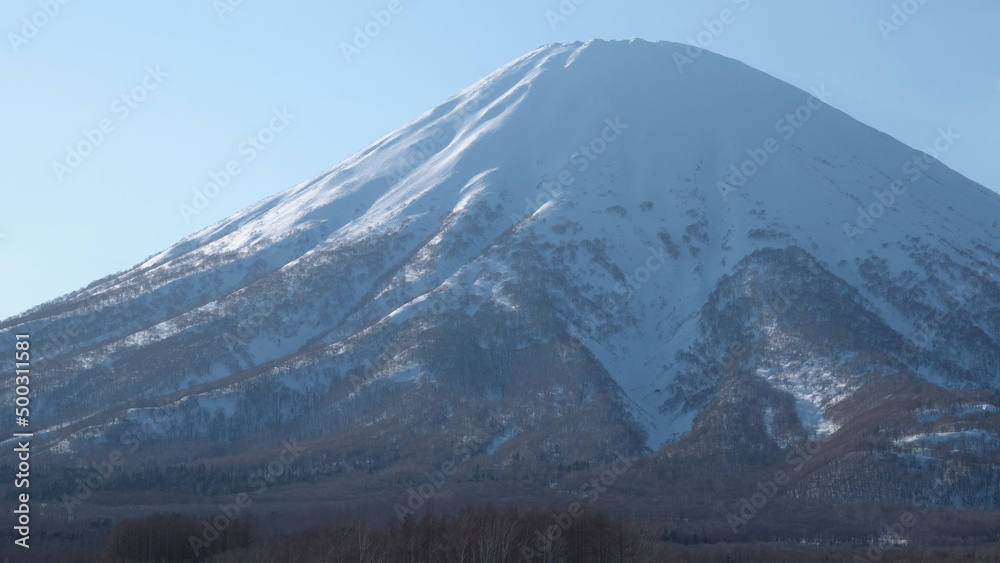 Fototapeta premium 光があたる羊蹄山（Mt. Yotei in the light）