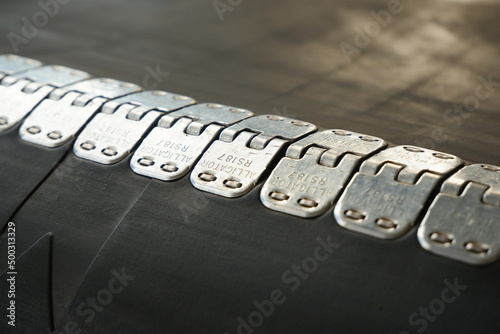 Fotografia Close-up of a rubber conveyor belt connected by a flexible metal joint