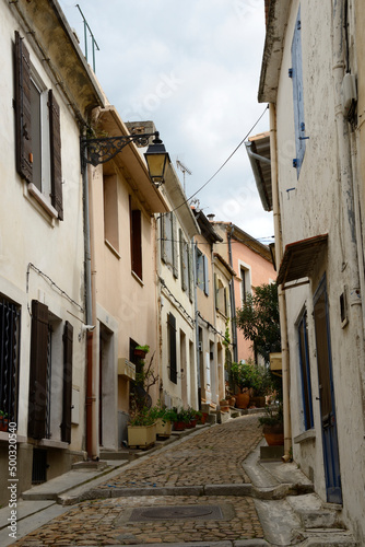 Rue du centre-ville ancien d’Arles en Provence, France 