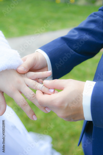 Shooting photo de couple avec les mariés pendant leur mariage avec robe costume et bouquet © Alexandre