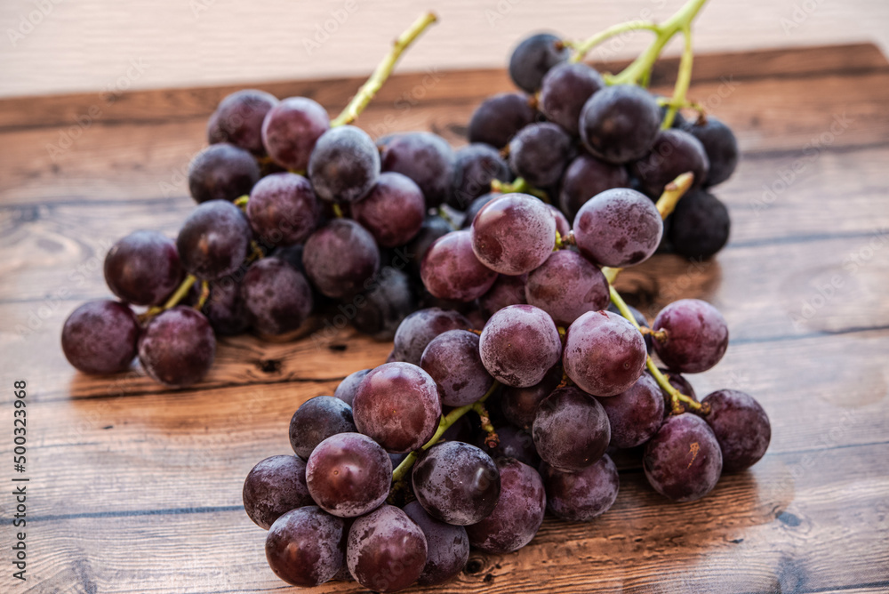 Fototapeta premium 3つのぶどう 巨峰 