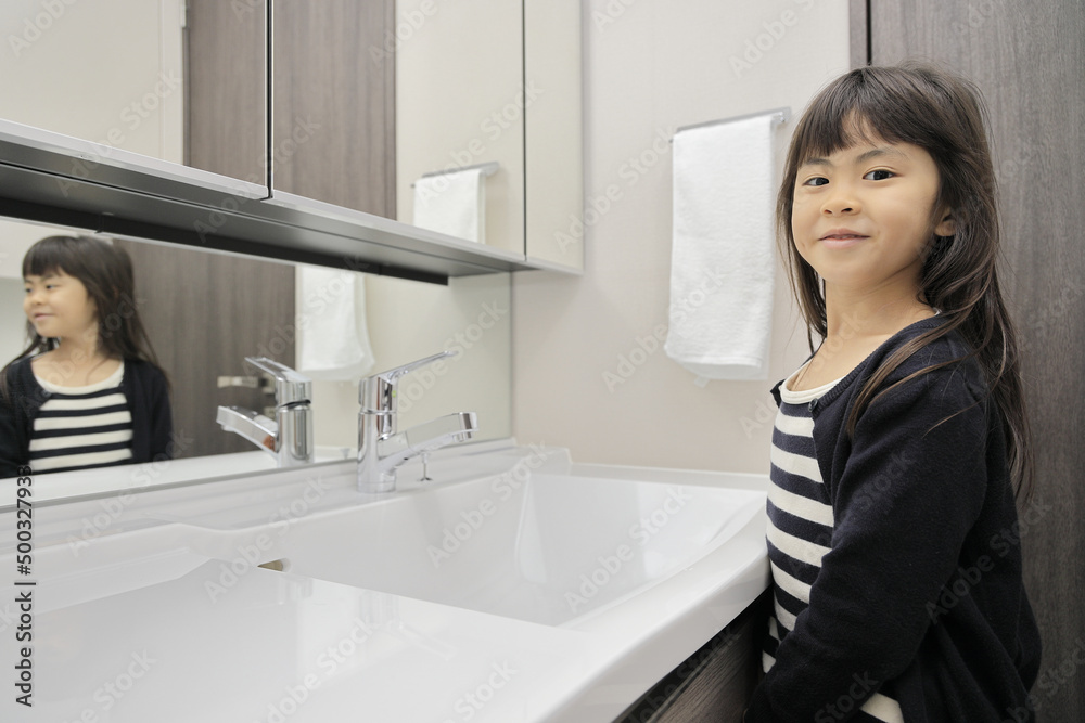 手洗いをする女子小学生 (7歳) 手洗いをする女子小学生 (7歳)