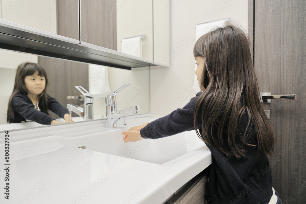 手洗いをする女子小学生 (7歳) 手洗いをする女子小学生 (7歳)