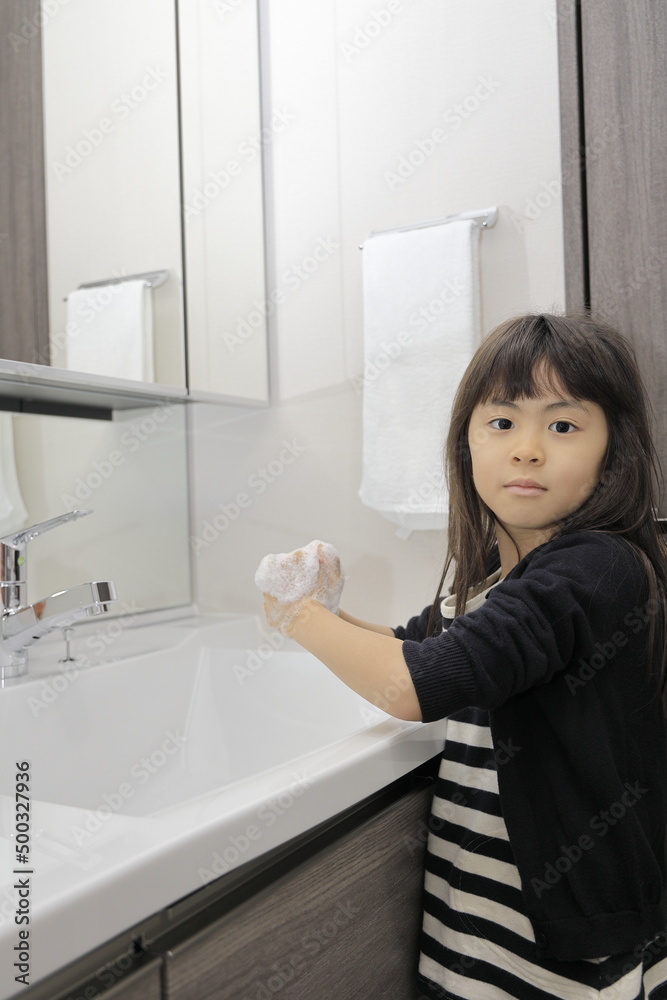 手洗いをする女子小学生 (7歳) 手洗いをする女子小学生 (7歳)