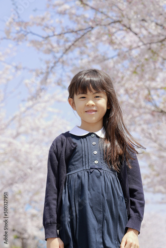 女子小学生と桜 (7歳) © ziggy
