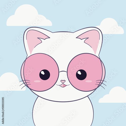 Ręcznie rysowany mały biały kotek w różowych okularach na tle niebieskiego nieba i chmurek. Wektorowa ilustracja zadowolonego, siedzącego kota. Słodki, uroczy zwierzak.