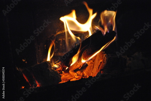 Fire ; flame ; firemen ; fireplace burning