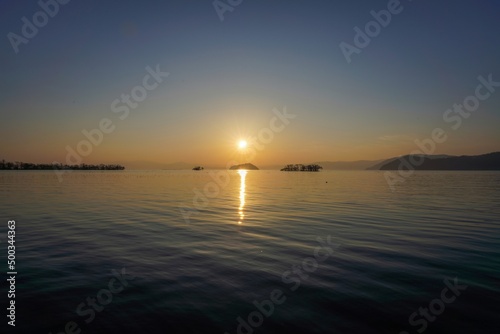 竹生島越しに沈む琵琶湖の夕焼け情景＠滋賀