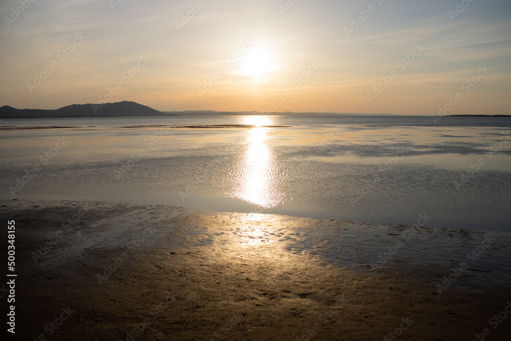 美しい湖の夕暮れ
