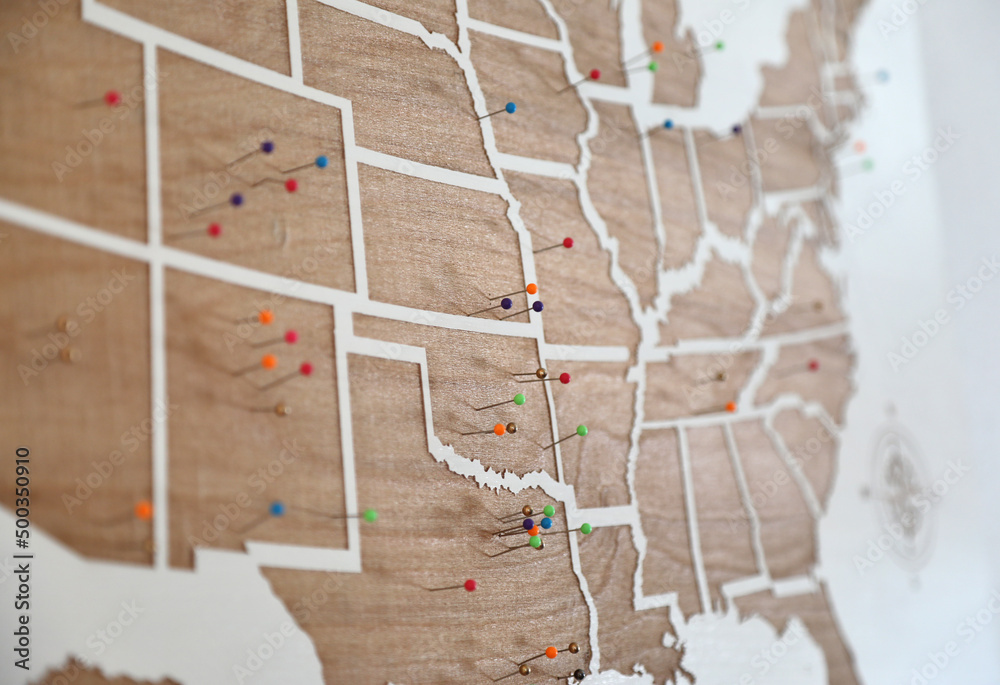 Obraz premium Wooden wall decoration as USA states map with colorful pins on it.