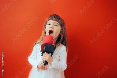 Cuadro en lienzo Adorable Toddler Girl Singing Loudly into the Microphone