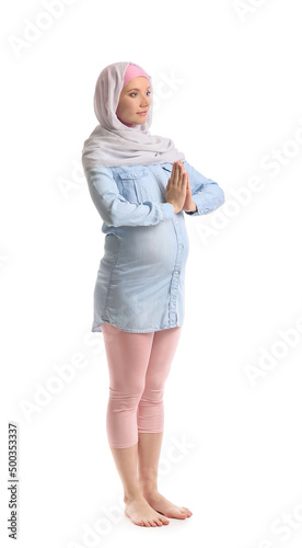 Pregnant Muslim woman medit...