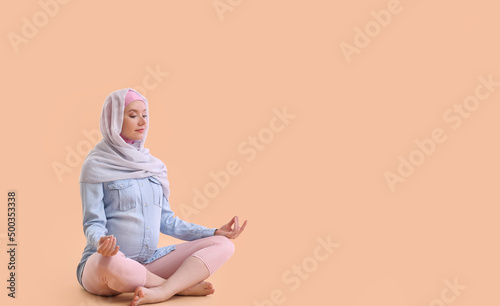 Pregnant Muslim woman medit...
