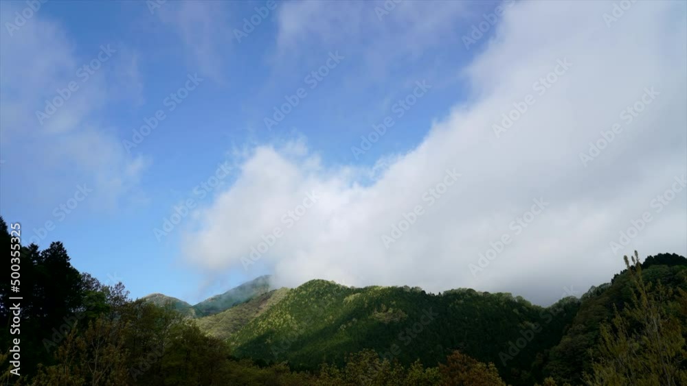 新緑の山と流れる雲/タイムラプス 新緑の山と流れる雲/タイムラプス