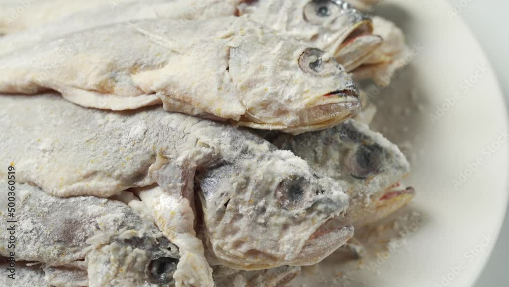 Old-fashioned family fast food dry fried small yellow croaker Old-fashioned family fast food dry fried small yellow croaker