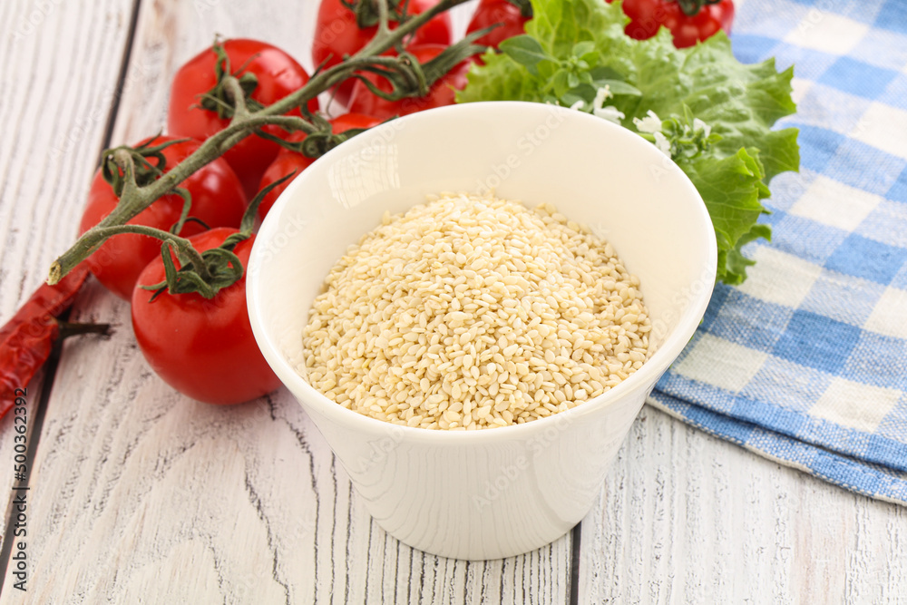 Raw sesame seeds in the bowl