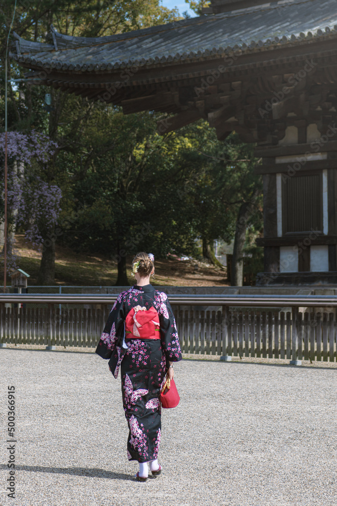 奈良 興福寺 境内を散策する着物美人 奈良 興福寺 境内を散策する着物美人