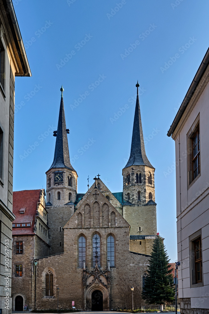 Fototapeta premium Merseburger Dom St. Johannes und St. Laurentius und das Schloss Merseburg am Domplatz in Merseburg.