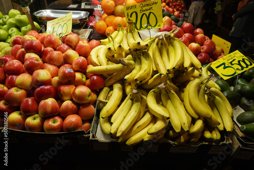 feira livre ou bancas de comida em um mercado de frutas, verduras e legumes photo