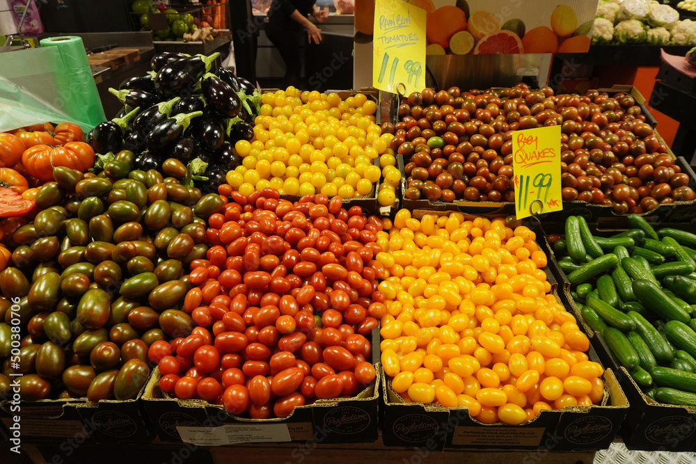 feira livre ou bancas de comida em um mercado de frutas, verduras e legumes
